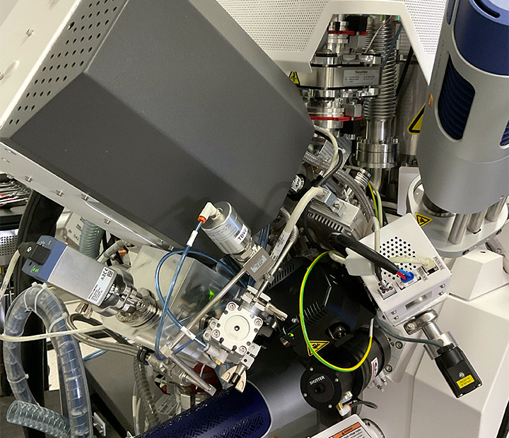 Helios 5 Hydra Laser TriBeam SEM-PFIB–fs Laser