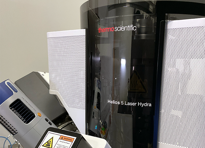Helios 5 Hydra Laser TriBeam SEM-PFIB–fs Laser